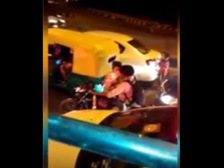   दिल्ली की रेड लाइट पर लड़का-लड़की का रोमांस, Video हुआ वायरल