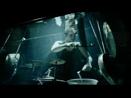 गहरे पानी में परफॉर्म करता है ये म्‍‍यूजिक बैंड, देखें VIDEO