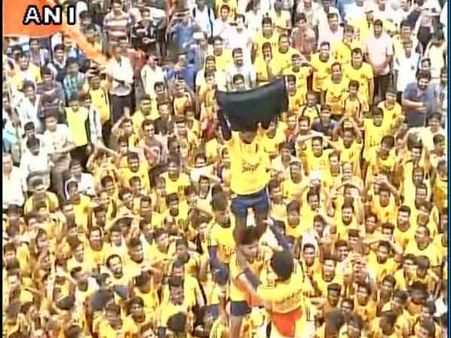 मुंबई: दही हांडी के आयोजकों ने नहीं माना सुप्रीम कोर्ट का आदेश, 40 फीट ऊंचा बना पिरामिड