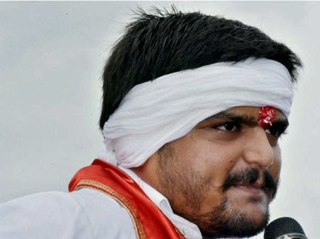 VIDEO : हार्दिक पटेल हुए EXPOSE, मांगे 30 लाख रुपये, स्टिंग ऑपरेशन में पैसा लेते चचेरा भाई कैद