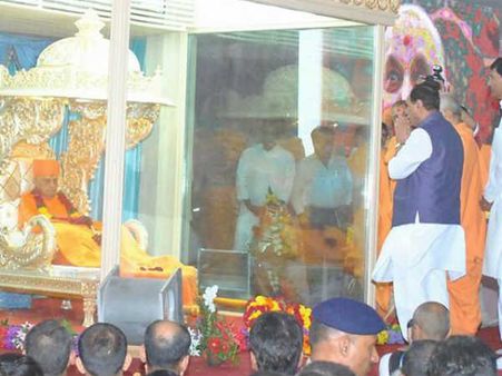 गुजरात के CM रुपानी ने किया स्‍वामी महाराज का अंतिम दर्शन, जताया गहरा दुख