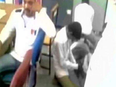 छत्तीसगढ़: स्कूल में छात्रों से बॉडी मसाज करा रहा था टीचर, VIDEO वायरल