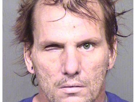 अमेरिका: भूत भगाने के लिए काट दिया पत्नी और दो कुत्तों का गला, फोड़ ली अपनी एक आंख