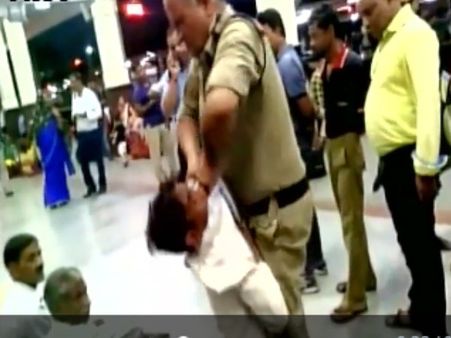 चोरी के आरोप में युवक को GRP के हेड कॉन्स्टेबल ने प्लेटफॉर्म पर घसीटा, VIDEO वायरल