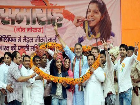 साक्षी के सम्मान में कराया कार्यक्रम, सारी महफिल खुद लूट ले गए नेता