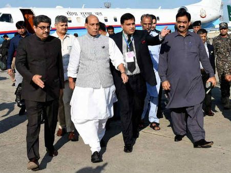 सार्क मीटिंग में राजनाथ, कश्‍मीर का नाम लेने में हिचके नवाज