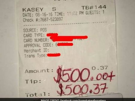 वेटर को मिली 500 डॉलर की टिप, वजह जानकर रो पड़ेंगे आप