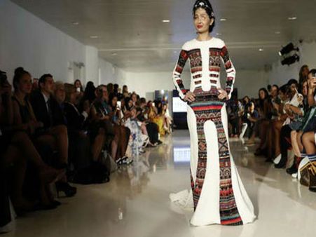 तेजाब से जले चेहरे ने दिखाई दुनिया को असली खूबसूरती, देखें न्यूयॉर्क फैशन वीक में रेशमा की तस्वीरें