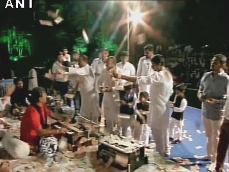 शहीदों को श्रद्धांजलि: कार्यक्रम में उड़ाए गए नोट, जमा हुए 1 करोड़ रुपए