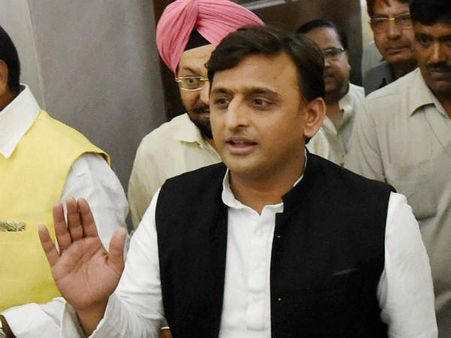 कानून व्यवस्था पर अखिलेश ने अधिकारियों के कसे पेंच