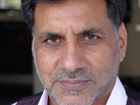 भारतीयों पर किए विवादित ट्वीट, पाक मूल के अभिनेता को टीवी शो से निकाला