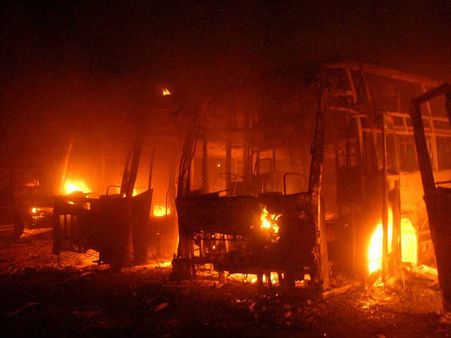 महज 100 रुपए और 1 प्लेट मटन बिरयानी के लिए लड़की ने लगाई 42 बसों में आग!