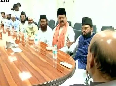 राजनाथ से बोले मौलवी, 'पाक जिंदाबाद के नारे लगाने वालों से बातचीत आखिर क्यों'