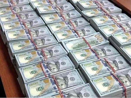 भ्रष्टाचार पर लगाम लगाने वाले अफसर के घर से मिले 800 करोड़ नगद