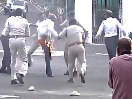 VIDEO: राज्यपाल के काफिले के सामने व्यक्ति ने लगाई खुद को आग