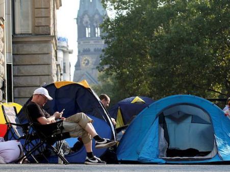 Iphone 7 की दिवानगी: लाइन में पहले नबंर से हटने के लिए मिला 1.2 लाख का ऑफर, फिर भी ठुकराया