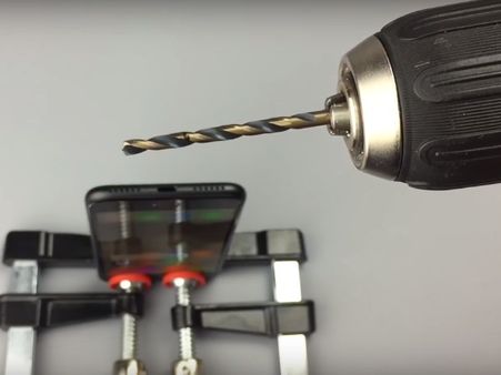 ड्रिल मशीन से छेद कर आईफोन में बना डाला ऑडियो जैक, वीडियो वायरल