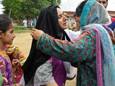 कश्मीर का वो इलाका जहां सेना का काम आसान बना रही है 'जादू की झप्पी'