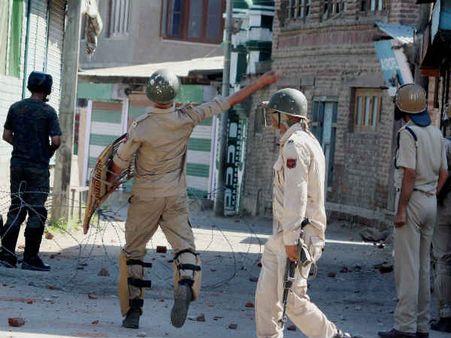 पैलेट गन से घायल नाबालिग की गई जान, घाटी में फिर हंगामा