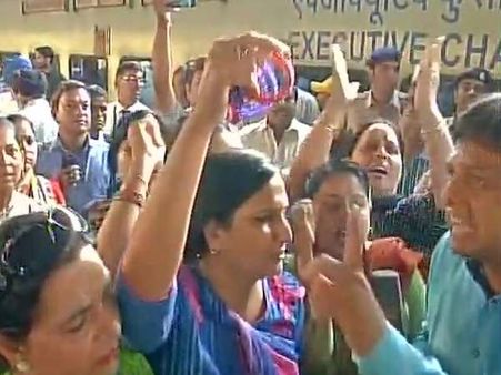 पंजाब जा रहे केजरीवाल को रेलवे स्टेशन पर महिलाओं ने दिखाईं चूड़ियां