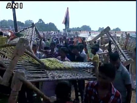 यूपी चुनाव: मिनटों में कैसे लुट गई राहुल गांधी की खाट, देखिए तस्वीरें