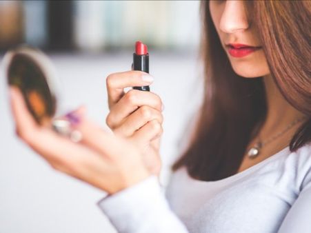 कॉलेज ने लड़कियों के लिपस्टिक और काजल पर लगाया बैन, लड़कों से दूर रहने की हिदायत