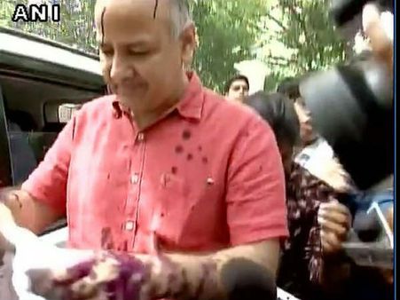 मनीष सिसोदिया पर एलजी आवास के बाहर फेंकी गई स्याही