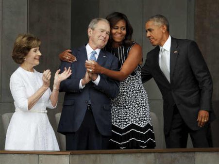 बुश को गले लगा रहीं मिशेल की यह तस्‍वीर देखी आपने