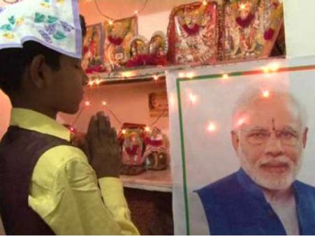 मिलिए 12 साल के 'मोदी भक्त' कार्तिक से, जो उनकी पूजा के बाद ही खाता है खाना