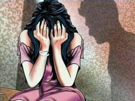 नोएडा: नशे में चूर ड्राइवर ने युवतियों से की छेड़खानी, पुलिस ने नहीं की मदद