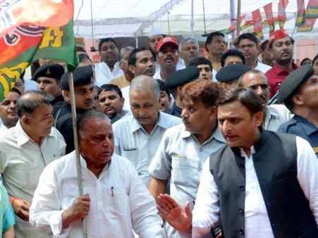 CM अखिलेश यादव का हर दांव फेल, शिवपाल को लौटाए गए सारे विभाग, गायत्री की भी वापसी