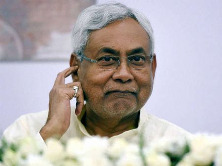 लाइट बुझाकर गिलास में जूस पीजिए, शराब जैसा फील आएगा: नीतीश कुमार