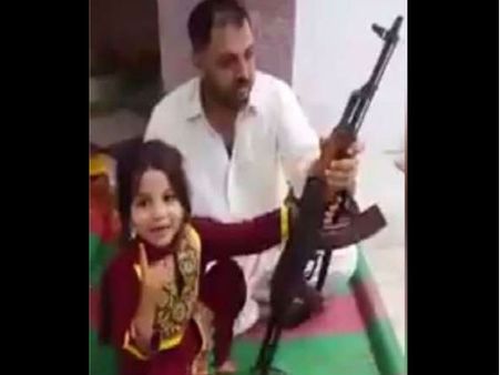  पाक में बाप ने नन्ही बच्ची से कराई AK-47 से फायरिंग, भारत और मोदी को दी चेतावनी 