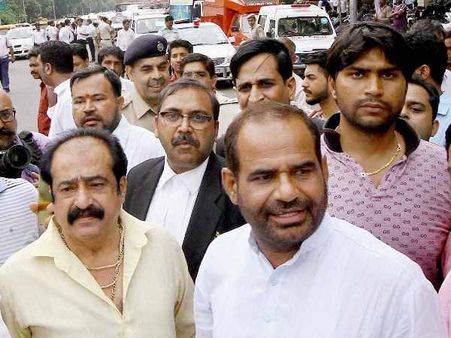 भाजपा सांसद ने केजरीवाल को दी भद्दी गालियां, समर्थकों से भी दिलवाईं