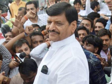 सपा की अंदरूनी कलह में और ताकतवर हुए शिवपाल, वापस मिले सारे विभाग, राज्यपाल ने लगाई मुहर
