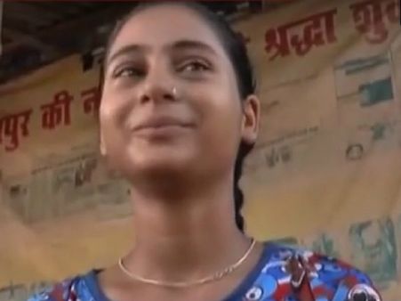 इस जलपरी ने बदल दिखाया अपने असमान्य दावे को हकीकत में, गंगा में तैरकर पूरी की लंबी दूरी
