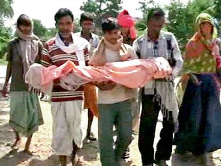 पोस्‍टमार्टम के लिए बेटे का शव लेकर 18 घंटे तक भटकता रहा बाप