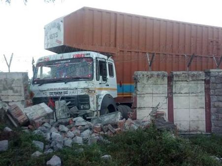 ITBP हेडक्वार्टर की दीवार से टकराया संदिग्ध ट्रक, मचा हड़कंप