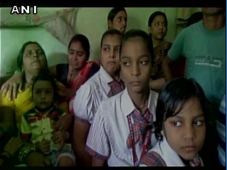 तिरंगे में लिपटा पहुंचा शव, पिता के अरमान पूरे करने बेटियां निकलीं स्कूल