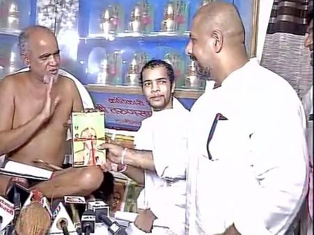 म्‍यूजिक कंपोजर विशाल डडलानी ने जैन मुनि तरुण सागर से कान पकड़ कर मांगी माफी