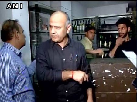 आबकारी टीम के साथ मनीष सिसोदिया के शराब की दुकानों पर छापे