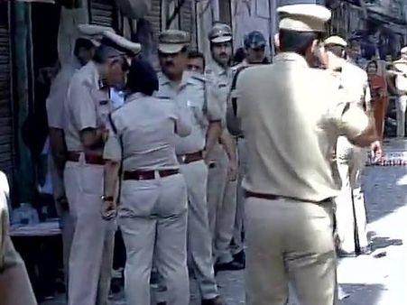 दिल्ली: पटाखों में धमाके से एक की मौत, इलाके में मची अफरातफरी