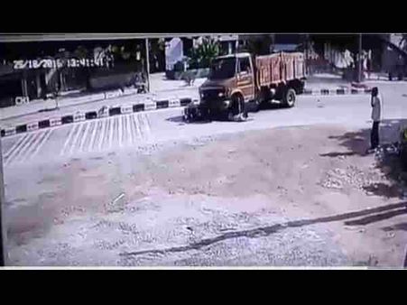  खौफनाक हादसा, टक्कर के बाद टीचर को घसीटता रहा ट्रक, देखें VIDEO