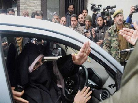 युवाओं को पत्थरबाजी के लिए उकसाती अलगाववादी नेता आसिया गिरफ्तार