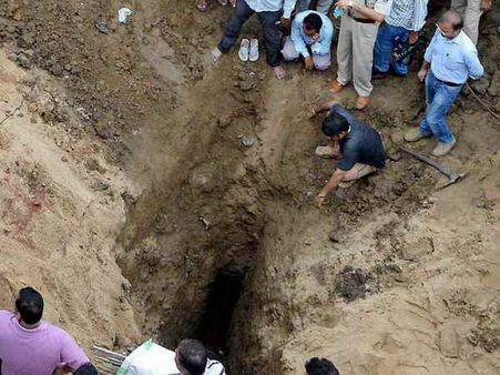 दो दिन पहले 900 फीट गहरे बोरवेल में गिरी बच्ची को बचाने की कोशिशें जारी