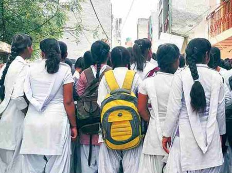 खुद की हिफाजत के लिए स्कूली छात्राओं ने संभाली हॉकी स्टिक