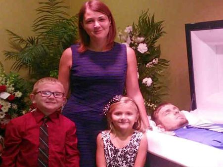 पति के शव के पास मुस्कुराते हुए महिला ने खिंचवाई तस्वीर, वजह जानकर आप करेंगे सलाम