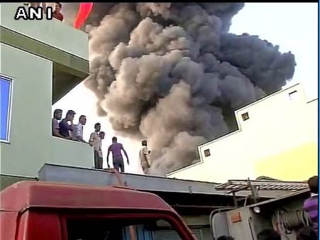 भोपाल: फैक्ट्री में लगी आग से मचा हड़कंप, काबू पाने की कोशिशें जारी