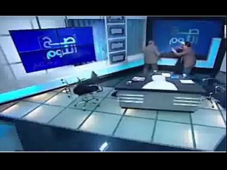 Live शो के दौरान इमाम की पिटाई, मुस्लिम औरतों का अपमान करने पर जूते से मारा, वीडियो वायरल