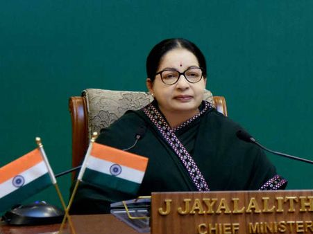 मेज पर मुख्यमंत्री की तस्वीर रख कर काम रही तमिलनाडु सरकार